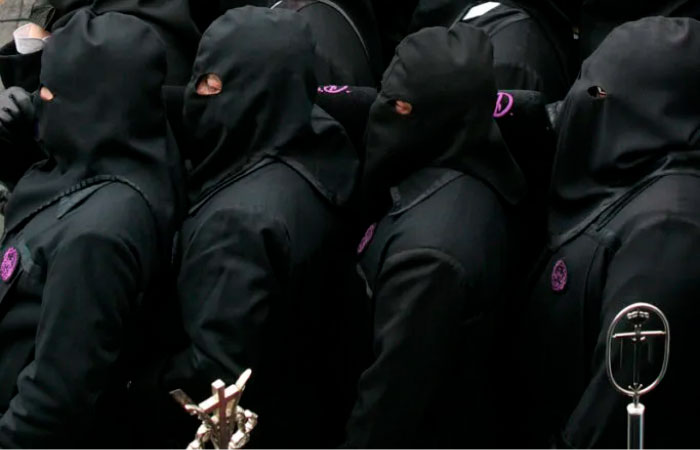 Los papones son los cofrades que cargan las imágenes papones leon semana santa españa