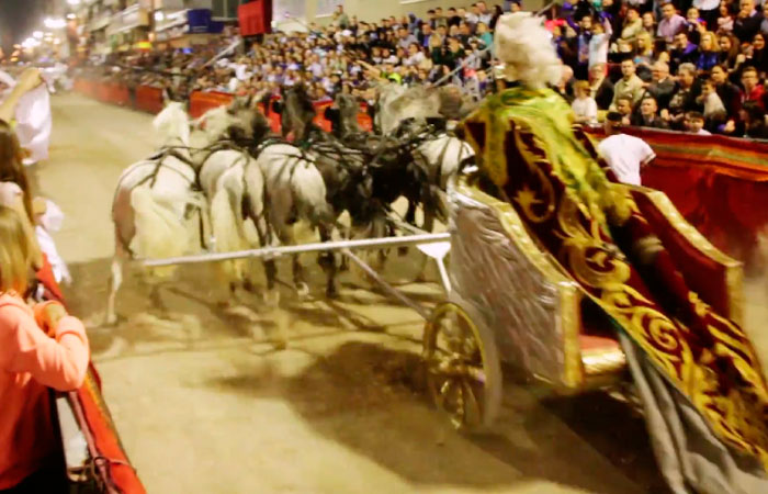 La gente en las gradas de Lorca observando los espectáculos semana santa lorca carroza carruaje