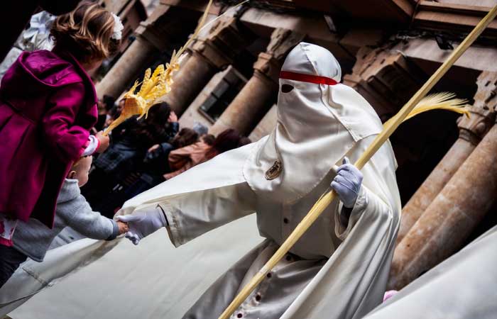 Semanas Santas de interés turístico internacional: Salamanca semana santa salamanca niño españa nazareno