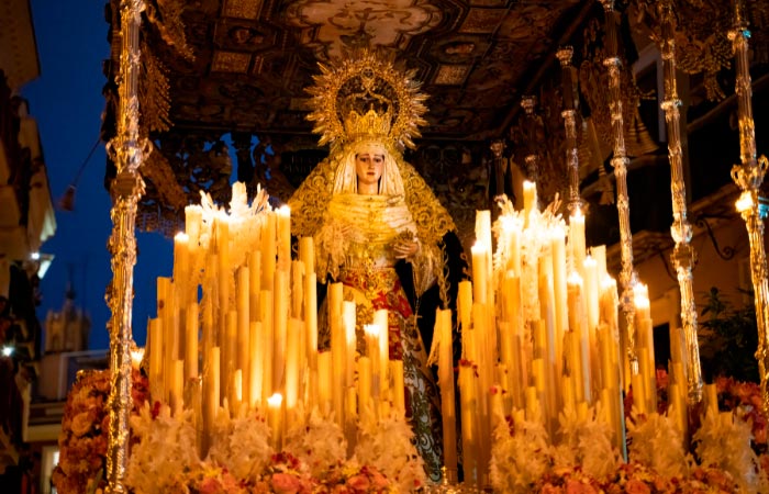 Procesión en Sevilla Semanas santas de interés turístico internacional en España: la virgen en Sevilla, Andalucía