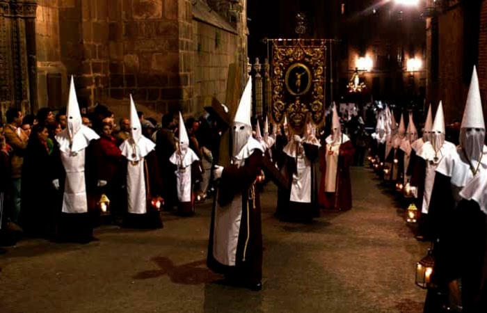 Procesión por las calles de Toledo Procesión en Toledo