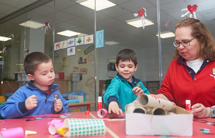Enseñar a los niños a reciclar reutilizando tubos de cartón y otros elementos usados Trabajar con materiales usados para enseñar a los niños a reciclar