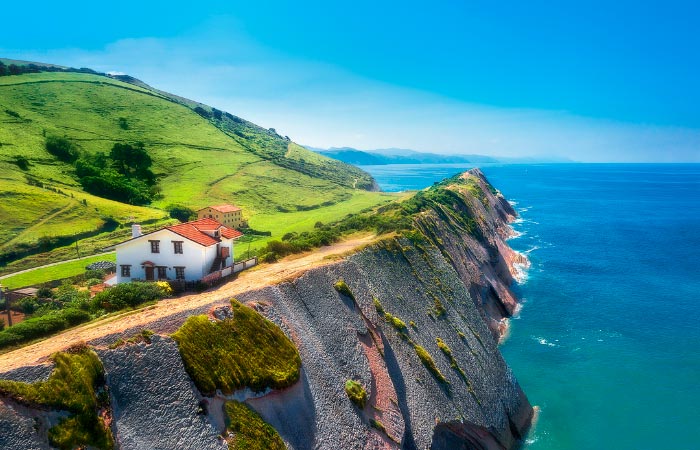 Esta bella imagen de postal sirvió de escenario para Juego de Tronos Zumaya flysch ermita pais vasco euskadi zumaia