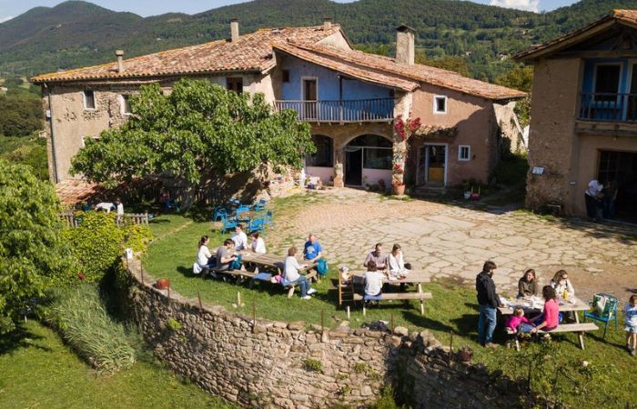 Vacaciones en familia en Mas Garganta: una experiencia única en el corazón del Vall d’en Bas