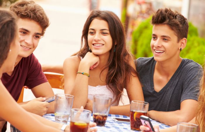 Las primeras relaciones sociales en la adolescencia Las primeras relaciones: estar con amigos, fundamental