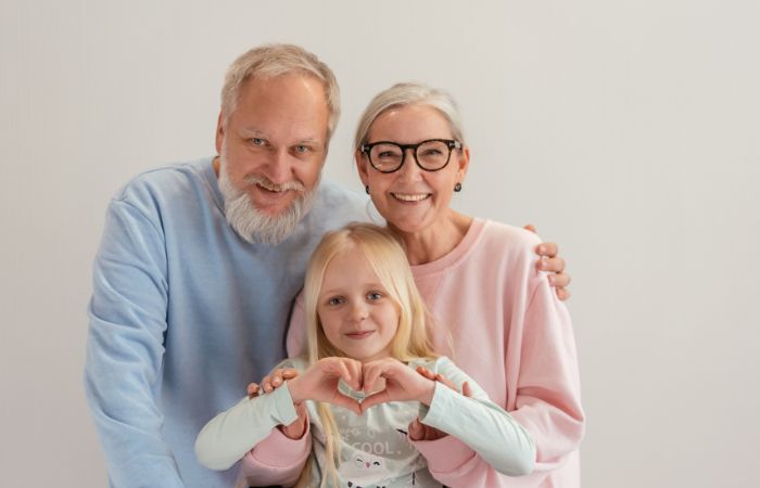 abuelos con su nieta Frases sobre abuelos para reconocer su importancia