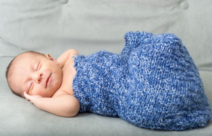 bebé sonriente durmiendo nombres de género neutro