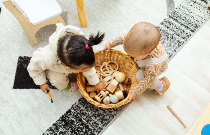Pon cestos de los tesoros en el cuarto de juegos Montessori Cestos de los tesoros