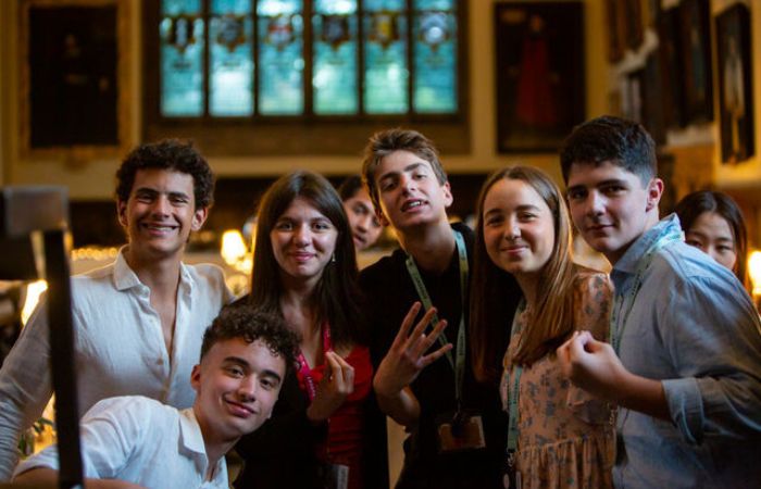 jóvenes se divierten en un curso preuniversitario de Lara GO! Cursos preuniversitarios Lara GO! en UK