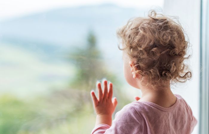 Consigue luz natural en el cuarto de juegos Montessori ventana y luz natural para la habitación de los niños