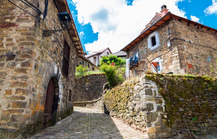 Recorre las calles empedradas de Ochagavía Ochagavia, Navarra, una de las escapadas rurales perfectas para el verano