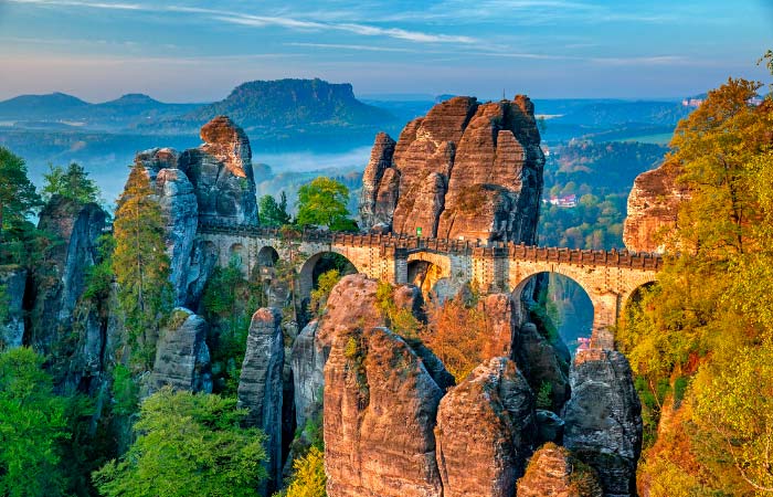 El Puente de Bastei está ubicado en una formación rocosa natural puente de bastei alemania