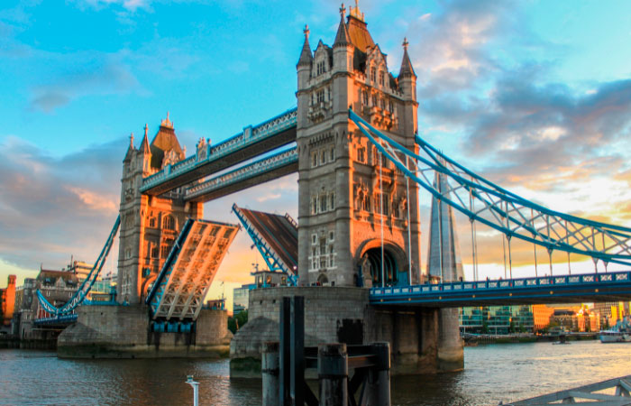 Puedes entrar en sus torres y caminar por una pasarela de cristal tower bridge londres