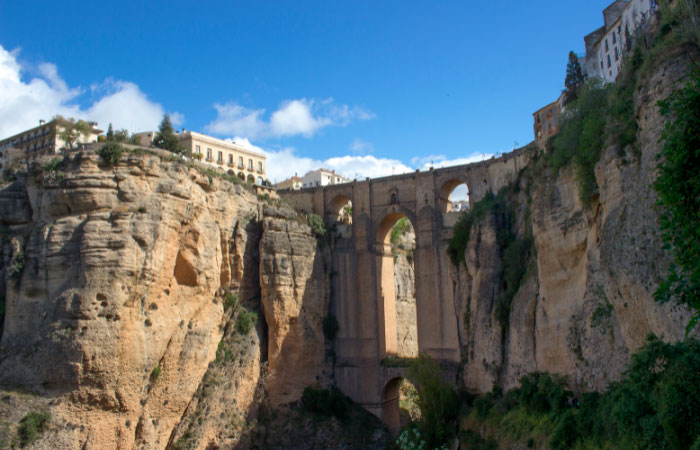 En Andalucía se encuentra el Puente Nuevo de Ronda, sobre el desfiladero Desfiladero de Ronda Andalucia