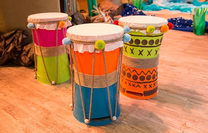 tambores africanos hechos con cubos tambores africanos