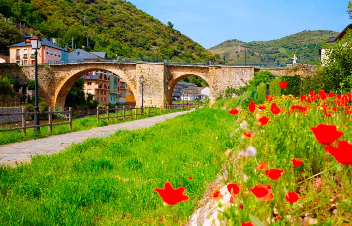Visita Villafranca del Bierzo y admira las vistas de sus edificios barrocos Villafranca del Bierzo escapadas rurales para huir del calor