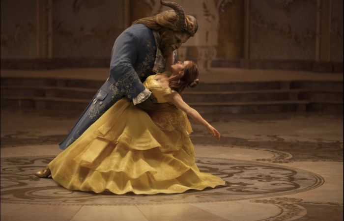 Fotograma de la película la bella y la bestia Películas que fomentan el amor por los libros: la bella y la bestia