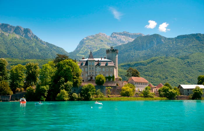 Visita los castillos medievales con las aguas turquesa de fondo del Annecy Lago Annecy Francia lago bonito castillo