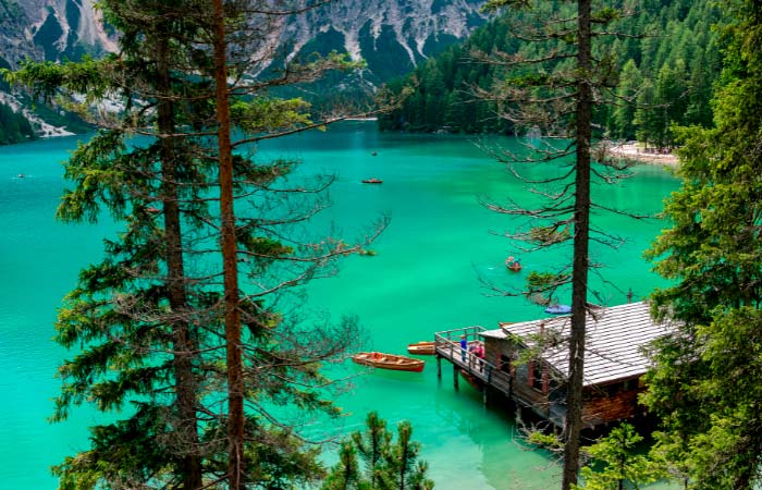 Recorre los valles y pasea entre pinos para observar el lago di Braies Lago di Braies Italia Europa