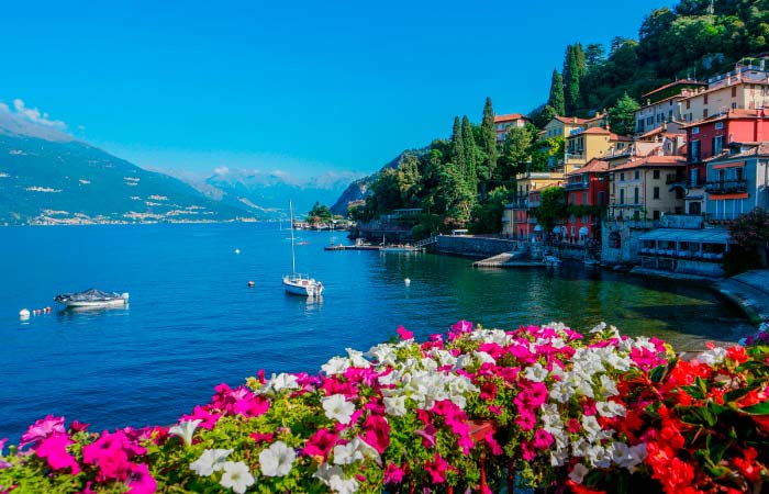 Flores, pueblitos pintorescos e historia: navega en el Lago di Como lago di Como italia europa flores