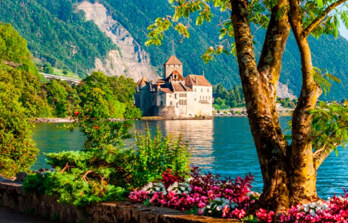 Si lo tuyo son los castillos y las historias, visita Lemán uno de los lagos más bonitos de Europa lagos más bonitos de Europa: Lago leman geneve suiza francia castillo chillon