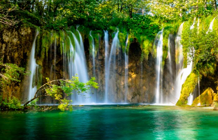 Camina por las pasarelas de madera para observar las cascadas lagos más bonitos de Europa: Lagos de Plitvice, Croacia Europa