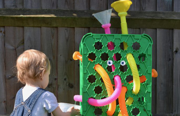 Cómo hacer una estructura con cajas y tubos para juegos fresquitos de verano Estructura hecha con cajas de plástico con agujeros