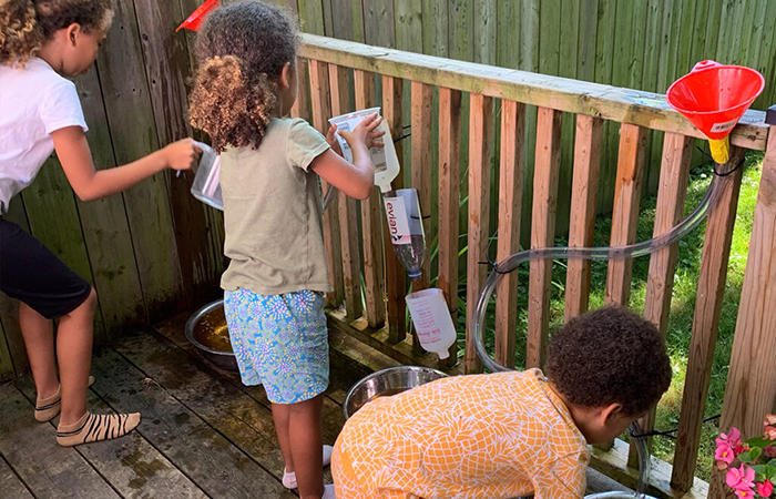 muros de agua en una valla con botellas de plástico, tubo y embudos Muros de agua en una valla
