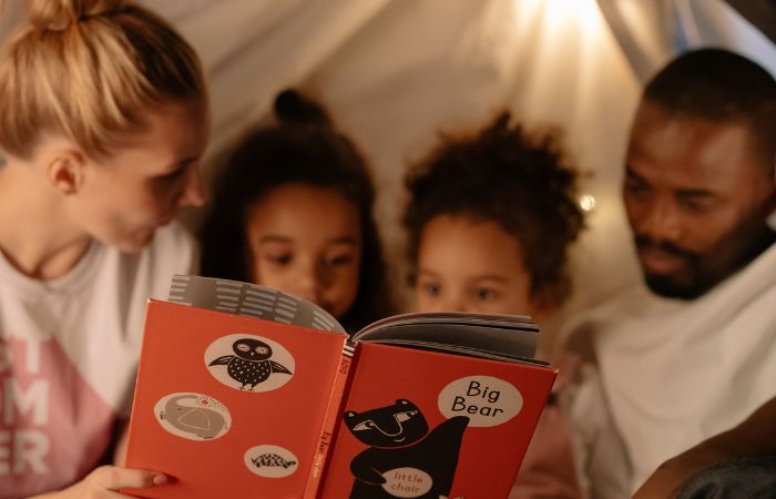 Padres leyendo poemas en inglés con sus hijas pequeñas Poemas en inglés padres