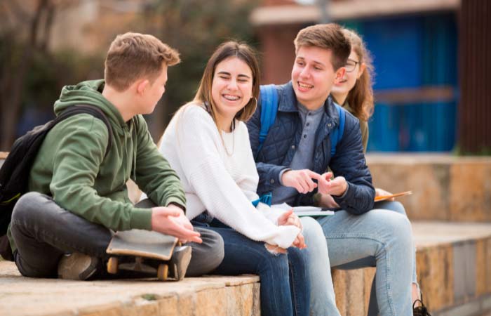 Cuando los niños crecen, buscan más la compañía en sus pares, con los que se sienten comprendidos Cómo ayudar a los adolescentes a expresarse