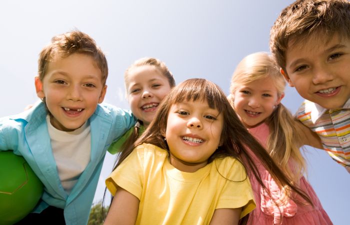 Autoestima sana y relaciones sociales saludables en la infancia Niños con una autoestima sana