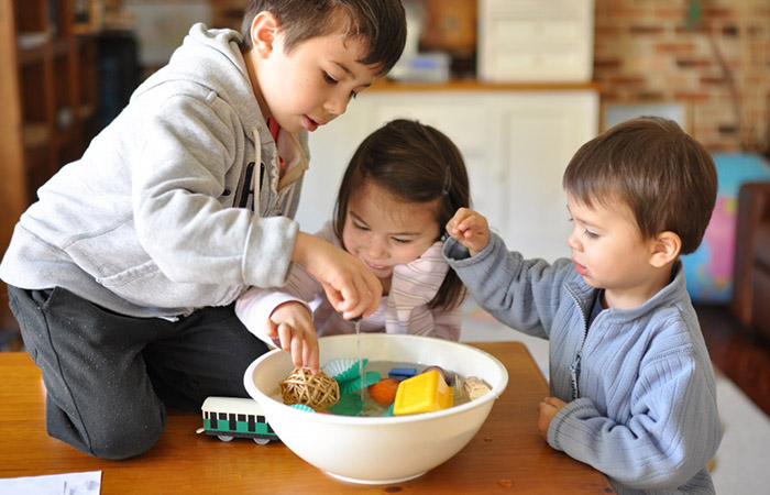 Practica los juegos de flotación con los niños Juego de flotación
