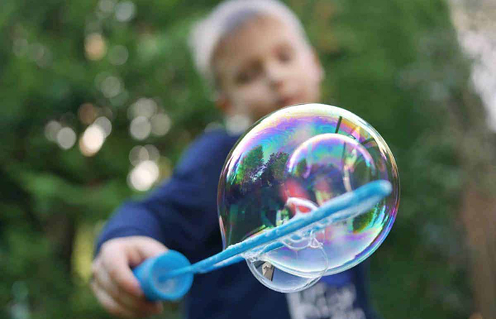Cómo hacer juegos con agua Montessori con burbujas Juegos con agua Montessori hacer burbujas