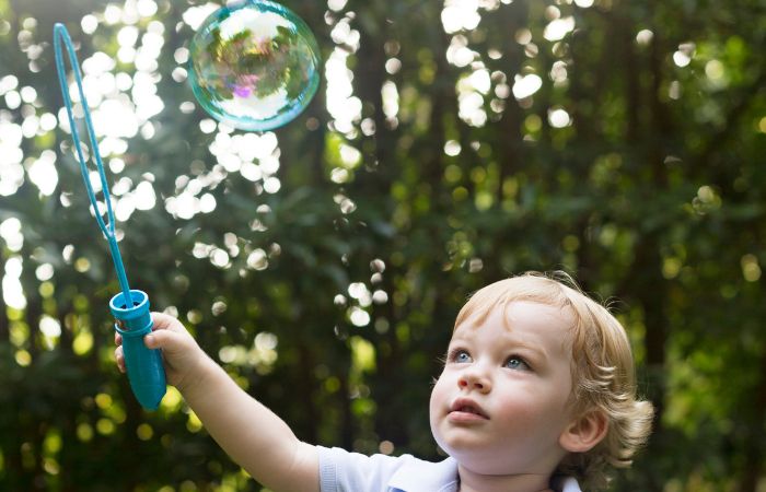 hacer pasar la pompa de jabón por el aro requiere paciencia Juegos de autocontrol con pompas para niños