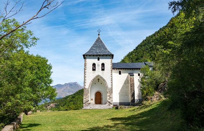 La vía ferrata de Santa Elena de Biescas finaliza en su ermita Santa elena de biescas vias ferratas españa