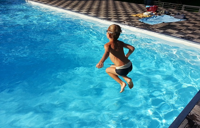 Causa del síndrome de inmersión: tirarse al agua de la piscina muy fría Choque térmico al meterse al agua