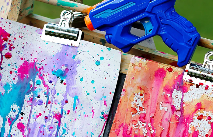 Ideas de actividades artísticas con agua: pintar con pistolas de agua actividades artísticas con agua
