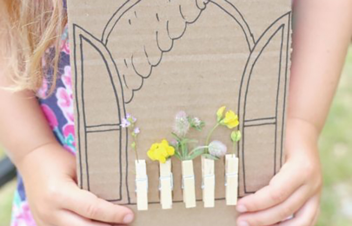Cuadro de ventana hecho con pinzas de la ropa y flores silvestres actividades artísticas con flores