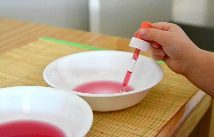 Juegos con agua Montessori: pasar el agua de un cuenco a otro con cuentagotas juegos con agua Montessori por transferencia
