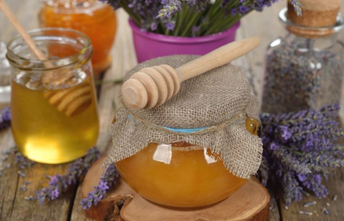 Con la lavanda en El Romeral se aromatiza una miel muy rica El romeral campos de lavanda españa