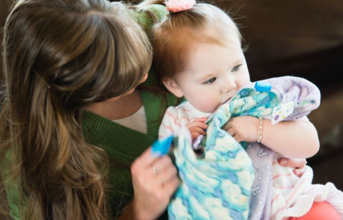 niña sujetando su mantita, su objeto de apego Objetos de apego: mantita