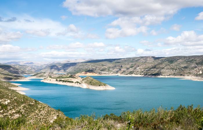 Sube desde el pantano de Tous por dos resaltes equipados Via ferrata del chorrico