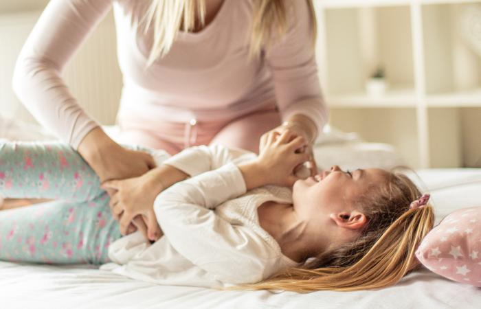 Recuerda no pasarte de intensidad de las cosquillas para no sobreestimularlos Por qué son buenas las risas antes de dormir cosquillas