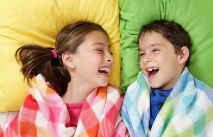 Los niños felices y tranquilos concilian el sueño con mayor facilidad Por qué son buenas las risas antes de dormir en los niños