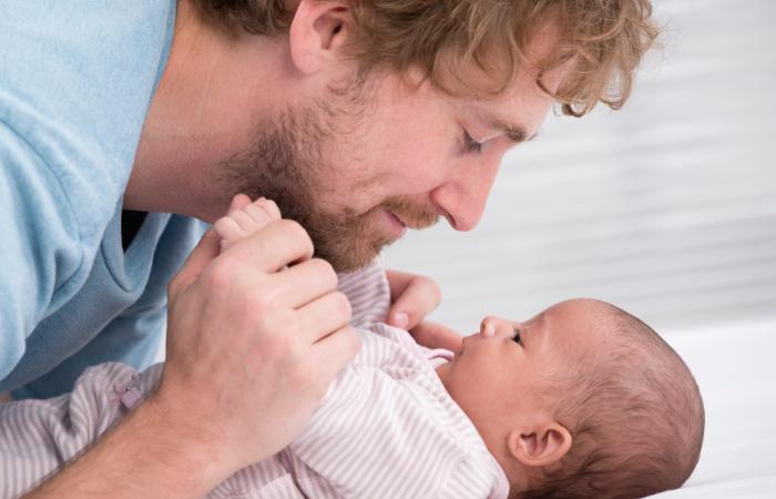 que puede hacer el padre con el bebé