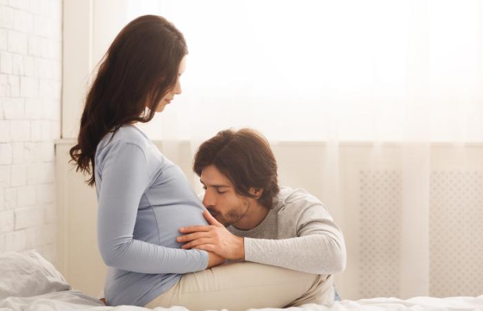 Arrulla, canta y habla con el vientre de la mamá qué puede hacer un padre durante el embarazo