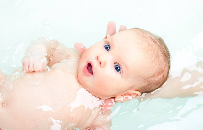 El contacto físico es muy importante, ¡y la hora del baño es ideal! qué pueden hacer los papás con sus bebes