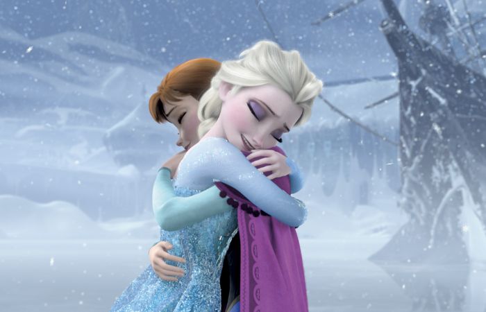Fotograma del abrazo de las hermanas de Frozen Frozen