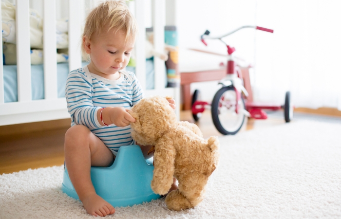 niño en el orinal jugando con osito Ideas para usar el orinal