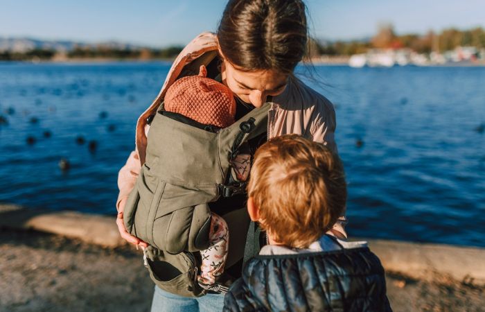 la mochila, una de las opciones de portabebés más cómoda Opciones de portabebés: Mochilas y fulares para portear a tu hijo